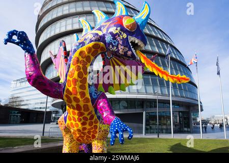 Farbenfrohe Drachenskulptur vor dem Rathaus in London. Kunstinstallation, wahrscheinlich für ein Festival. Stockfoto