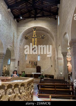 VERONA, ITALIEN - 28. OKTOBER 2024: Battistero di San Giovanni in Fonte Innenkirche in Verona, Italien mit Touristen, vertikales Bild Stockfoto