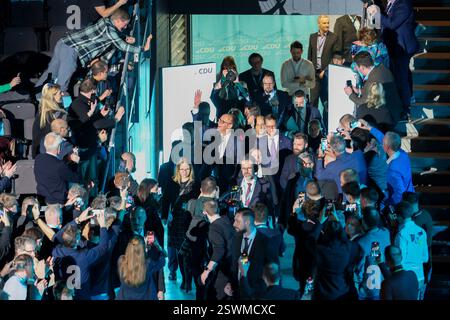 Oberhausen, Deutschland. Februar 2025. Bundeskanzlerkandidat Friedrich Merz und NRW-Ministerpräsident Hendrik Wüst (CDU) marschieren in die Arena in Oberhausen. Quelle: Christoph Reichwein/dpa/Alamy Live News Stockfoto