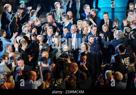 Oberhausen, Deutschland. Februar 2025. Bundeskanzlerkandidat Friedrich Merz und NRW-Ministerpräsident Hendrik Wüst (CDU) marschieren in die Arena in Oberhausen. Quelle: Christoph Reichwein/dpa/Alamy Live News Stockfoto