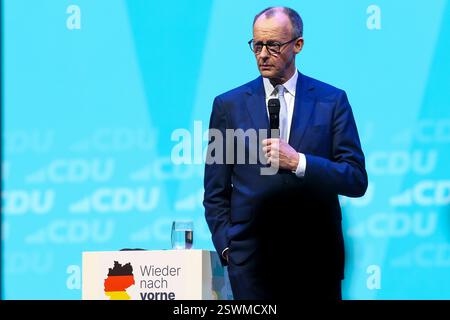 Oberhausen, Deutschland. Februar 2025. CDU-Kandidat Friedrich Merz spricht auf der Bühne der Arena in Oberhausen zum Ende des CDU-Wahlkampfes in Nordrhein-Westfalen. Quelle: Christoph Reichwein/dpa/Alamy Live News Stockfoto