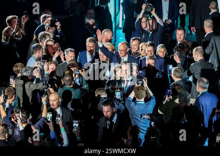 Oberhausen, Deutschland. Februar 2025. Bundeskanzlerkandidat Friedrich Merz und NRW-Ministerpräsident Hendrik Wüst (CDU) marschieren in die Arena in Oberhausen. Quelle: Christoph Reichwein/dpa/Alamy Live News Stockfoto