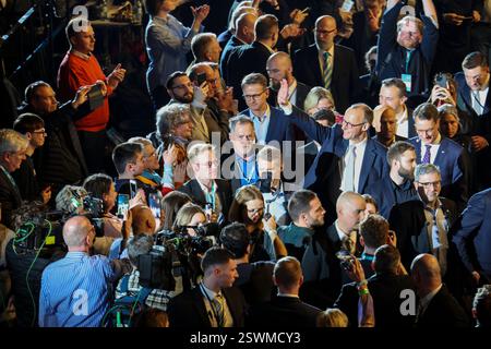 Oberhausen, Deutschland. Februar 2025. Bundeskanzlerkandidat Friedrich Merz und NRW-Ministerpräsident Hendrik Wüst (CDU) marschieren in die Arena in Oberhausen. Quelle: Christoph Reichwein/dpa/Alamy Live News Stockfoto