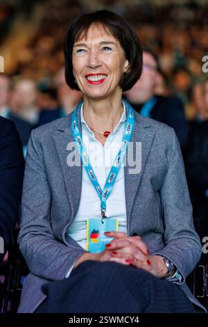 Oberhausen, Deutschland. Februar 2025. Charlotte Merz, Ehefrau des CDU-Kandidaten Friedrich Merz (CDU), lacht über den Wahlkampfauftritt ihres Mannes in der Oberhausener Arena. Quelle: Christoph Reichwein/dpa/Alamy Live News Stockfoto