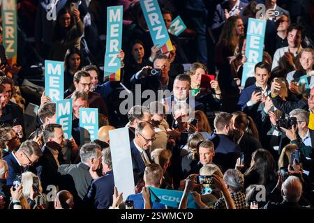 Oberhausen, Deutschland. Februar 2025. Bundeskanzlerkandidat Friedrich Merz und NRW-Ministerpräsident Hendrik Wüst (CDU) marschieren in die Arena in Oberhausen. Quelle: Christoph Reichwein/dpa/Alamy Live News Stockfoto