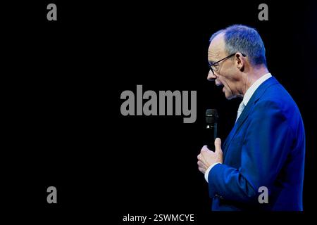 Oberhausen, Deutschland. Februar 2025. CDU-Kandidat Friedrich Merz spricht auf der Bühne der Arena in Oberhausen zum Ende des CDU-Wahlkampfes in Nordrhein-Westfalen. Quelle: Christoph Reichwein/dpa/Alamy Live News Stockfoto