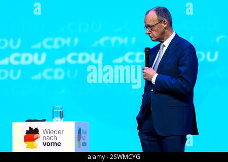 Oberhausen, Deutschland. Februar 2025. CDU-Kandidat Friedrich Merz spricht auf der Bühne der Arena in Oberhausen zum Ende des CDU-Wahlkampfes in Nordrhein-Westfalen. Quelle: Christoph Reichwein/dpa/Alamy Live News Stockfoto