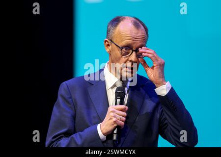 Oberhausen, Deutschland. Februar 2025. CDU-Kandidat Friedrich Merz spricht auf der Bühne der Arena in Oberhausen zum Ende des CDU-Wahlkampfes in Nordrhein-Westfalen. Quelle: Christoph Reichwein/dpa/Alamy Live News Stockfoto