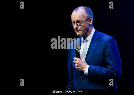 Oberhausen, Deutschland. Februar 2025. CDU-Kandidat Friedrich Merz spricht auf der Bühne der Arena in Oberhausen zum Ende des CDU-Wahlkampfes in Nordrhein-Westfalen. Quelle: Christoph Reichwein/dpa/Alamy Live News Stockfoto