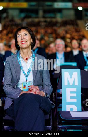 Oberhausen, Deutschland. Februar 2025. Charlotte Merz, Ehefrau des CDU-Kandidaten Friedrich Merz (CDU), lacht über den Wahlkampfauftritt ihres Mannes in der Oberhausener Arena. Quelle: Christoph Reichwein/dpa/Alamy Live News Stockfoto