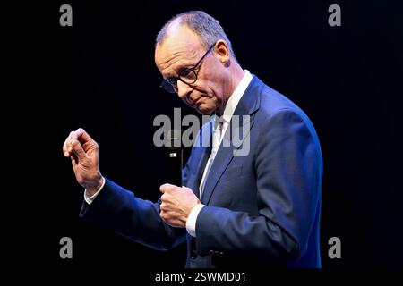 Oberhausen, Deutschland. Februar 2025. CDU-Kandidat Friedrich Merz spricht auf der Bühne der Arena in Oberhausen zum Ende des CDU-Wahlkampfes in Nordrhein-Westfalen. Quelle: Christoph Reichwein/dpa/Alamy Live News Stockfoto