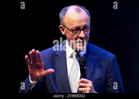 Oberhausen, Deutschland. Februar 2025. CDU-Kandidat Friedrich Merz spricht auf der Bühne der Arena in Oberhausen zum Ende des CDU-Wahlkampfes in Nordrhein-Westfalen. Quelle: Christoph Reichwein/dpa/Alamy Live News Stockfoto
