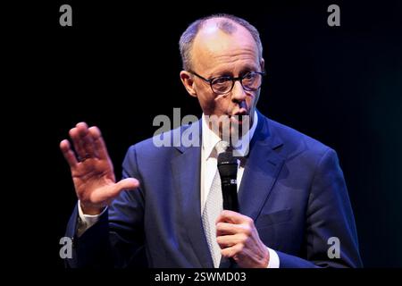 Oberhausen, Deutschland. Februar 2025. CDU-Kandidat Friedrich Merz spricht auf der Bühne der Arena in Oberhausen zum Ende des CDU-Wahlkampfes in Nordrhein-Westfalen. Quelle: Christoph Reichwein/dpa/Alamy Live News Stockfoto