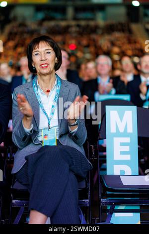 Oberhausen, Deutschland. Februar 2025. Charlotte Merz, Ehefrau des CDU-Kandidaten Friedrich Merz (CDU), applaudiert über den Wahlkampfauftritt ihres Mannes in der Oberhausener Arena. Quelle: Christoph Reichwein/dpa/Alamy Live News Stockfoto