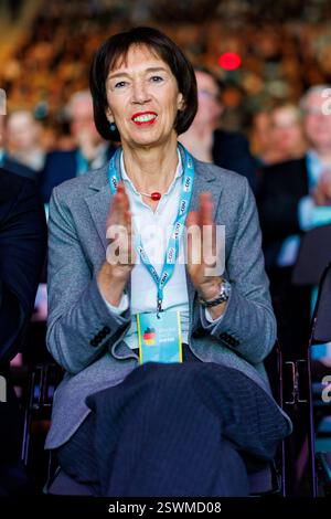 Oberhausen, Deutschland. Februar 2025. Charlotte Merz, Ehefrau des CDU-Kandidaten Friedrich Merz (CDU), applaudiert über den Wahlkampfauftritt ihres Mannes in der Oberhausener Arena. Quelle: Christoph Reichwein/dpa/Alamy Live News Stockfoto