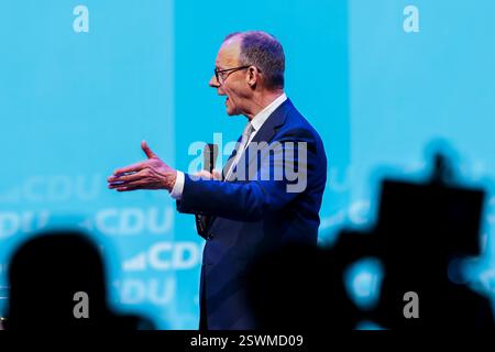 Oberhausen, Deutschland. Februar 2025. CDU-Kandidat Friedrich Merz spricht auf der Bühne der Arena in Oberhausen zum Ende des CDU-Wahlkampfes in Nordrhein-Westfalen. Quelle: Christoph Reichwein/dpa/Alamy Live News Stockfoto