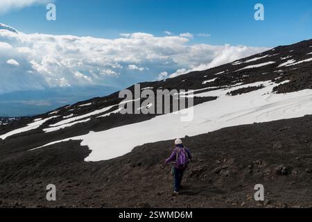Besuchen Sie den Vulkan Ätna über dem Gipfel Stockfoto