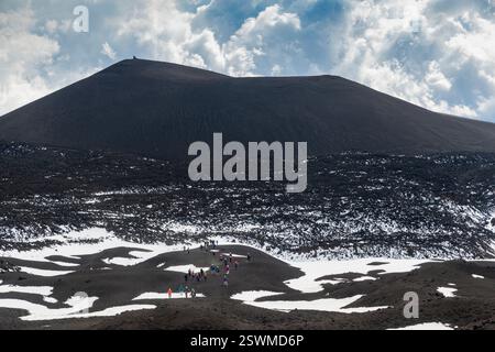 Besuchen Sie den Vulkan Ätna über dem Gipfel Stockfoto