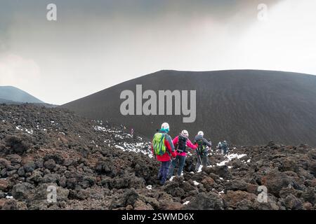 Besuchen Sie den Vulkan Ätna über dem Gipfel Stockfoto