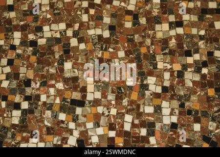 Kleiner antiker brauner, beiger, weißer, schwarzer Mosaikfliesen Hintergrund Stockfoto