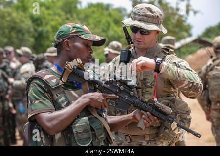 Msata, Tansania. Februar 2025. Soldaten der US-Armee und Mitglieder der Tansania People's Defense Force (TPDF) führen am ersten Tag der Übung gerechtfertigtes Abkommen 2025 (JA25) auf der mSATA Military Training Base in mSATA, Tansania, im Februar eine Waffenräumung durch. 11, 2025. JA25 ist die wichtigste Übung des U.S. Africa Command (USAFRICOM) in Ostafrika, die darauf abzielt, die Bereitschaft multinationaler Kampfhandlungen zu verbessern, Krisenreaktionsfähigkeiten zu stärken und Verbündete und Partner in der Region zu stärken. Geleitet von der Southern European Task Force, Africa (SETAF-AF) der US Army und moderiert von Kenia, Dschibuti und Tansania, JA25 Stockfoto