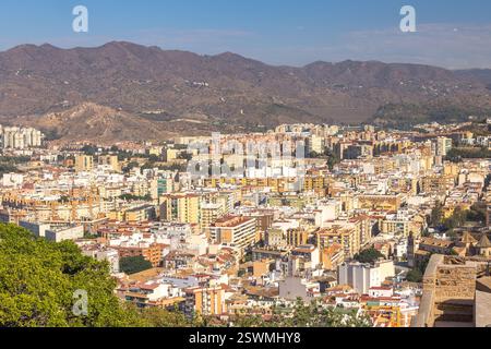 Malaga, Küstenstadt in Andalusien, Spanien, Europa. Stadtpanorama mit Bergen im Hintergrund. Ein weitläufiger Blick auf die Stadt aus einem erhöhten Blickwinkel Stockfoto