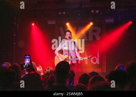 London, Großbritannien. Februar 2025. Frank Turner bringt die Menge in Shoreditch, London, 93 Fuß östlich während der Briten Week 2025 mit Energie. Die dynamische Performance des Singer-Songwriters unterstützt die WAR Child Charity, wobei Radio X DJ John Kennedy die Veranstaltung moderiert. London, Großbritannien, 21/02/2025 Ehimetalor Unuabona/Alamy Live News Credit: Ehimetalor Unuabona/Alamy Live News Credit: Ehimetalor Unuabona/Alamy Live News Stockfoto