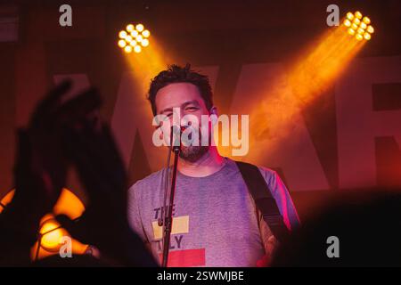 London, Großbritannien. Februar 2025. Frank Turner bringt die Menge in Shoreditch, London, 93 Fuß östlich während der Briten Week 2025 mit Energie. Die dynamische Performance des Singer-Songwriters unterstützt die WAR Child Charity, wobei Radio X DJ John Kennedy die Veranstaltung moderiert. London, Großbritannien, 21/02/2025 Ehimetalor Unuabona/Alamy Live News Credit: Ehimetalor Unuabona/Alamy Live News Credit: Ehimetalor Unuabona/Alamy Live News Stockfoto