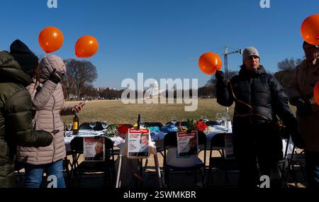 Washington, Usa. Februar 2025. Gebete für Shiri Bibas und die Kleinkinder Kfir Bibas und Ariel Bibas werden an einem leeren Shabbat-Tisch vorgelesen, um die Geiseln und Opfer des Terroranschlags am 7. Oktober 2023 in Israel zu ehren, während einer Zeremonie in der National Mall in Washington DC am Freitag, den 21. Februar 2025. Die Leichen von Ariel und Kfir Bibas, den jüngsten Geiseln der Hamas, wurden nach 501 Tagen der Vermutung nach Israel zurückgebracht, und ihre Fotos werden an einen Tisch für die ermordeten Opfer des Angriffs gestellt. Foto: Leigh Vogel/UPI Credit: UPI/Alamy Live News Stockfoto