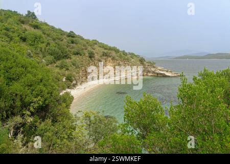 Überblick über eine abgelegene Sandbucht in der Nähe von Kouloura, Korfu, Griechenland, Mai. Stockfoto