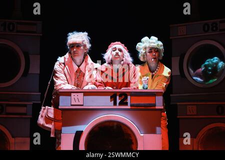Schauspielerin Carolina Yuste tritt während der Präsentation des Stücks Rotkäppchen in Manhattan im Abbey Theatre in Madrid auf 21. Januar 2025 Spanien mit: Schauspielerin Carolina Yuste tritt während der Präsentation des Stücks Rotkäppchen in Manhattan im Abbey Theatre in Madrid auf 21. Januar 2025 Spanien Wo: Madrid, Spanien Wann: 21 Jan 2025 Credit: Oscar Gonzalez/WENN Stockfoto