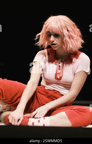 Schauspielerin Carolina Yuste tritt während der Präsentation des Stücks Rotkäppchen in Manhattan im Abbey Theatre in Madrid auf 21. Januar 2025 Spanien mit: Schauspielerin Carolina Yuste tritt während der Präsentation des Stücks Rotkäppchen in Manhattan im Abbey Theatre in Madrid auf 21. Januar 2025 Spanien Wo: Madrid, Spanien Wann: 21 Jan 2025 Credit: Oscar Gonzalez/WENN Stockfoto