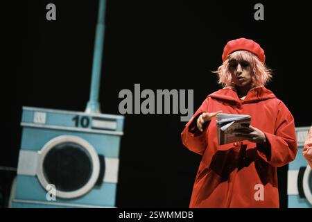 Schauspielerin Carolina Yuste tritt während der Präsentation des Stücks Rotkäppchen in Manhattan im Abbey Theatre in Madrid auf 21. Januar 2025 Spanien mit: Schauspielerin Carolina Yuste tritt während der Präsentation des Stücks Rotkäppchen in Manhattan im Abbey Theatre in Madrid auf 21. Januar 2025 Spanien Wo: Madrid, Spanien Wann: 21 Jan 2025 Credit: Oscar Gonzalez/WENN Stockfoto