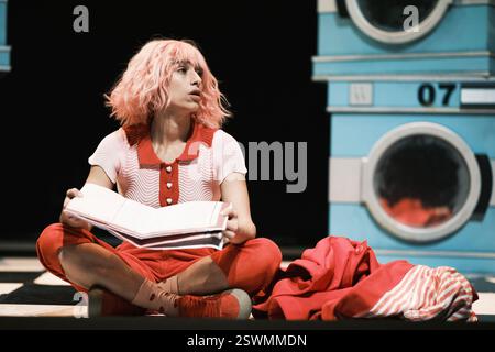 Schauspielerin Carolina Yuste tritt während der Präsentation des Stücks Rotkäppchen in Manhattan im Abbey Theatre in Madrid auf 21. Januar 2025 Spanien mit: Schauspielerin Carolina Yuste tritt während der Präsentation des Stücks Rotkäppchen in Manhattan im Abbey Theatre in Madrid auf 21. Januar 2025 Spanien Wo: Madrid, Spanien Wann: 21 Jan 2025 Credit: Oscar Gonzalez/WENN Stockfoto