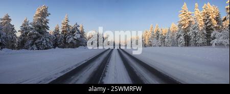 Blick auf die Straße zwischen Ivalo und Saariselka, Finnland Stockfoto