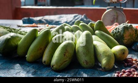 Frische Mangos auf einem traditionellen indonesischen Markt, auf dem lokale tropische Produkte präsentiert werden. Stockfoto