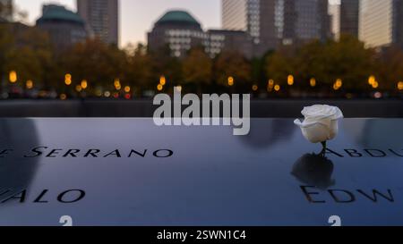 World Trade Center Memorial mit weißer Rose mit eingraviertem Namen, Financial District, Manhattan, New York, USA Stockfoto