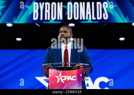 Oxon Hill, Usa. Februar 2025. Der Vertreter der Vereinigten Staaten Byron Donalds (Republikaner von Florida) spricht auf der Konservativen Politischen Aktionskonferenz 2025 in National Harbor, Maryland, USA, am Freitag, den 21. Februar. 2025. Foto: Annabelle Gordon/CNP/ABACAPRESS. COM Credit: Abaca Press/Alamy Live News Stockfoto