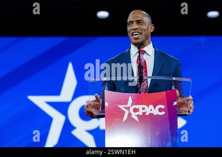 Oxon Hill, Usa. Februar 2025. Scott Turner, Minister für Wohnungsbau und Stadtentwicklung der Vereinigten Staaten, spricht am Freitag, den 21. Februar 2025 auf der Konservativen Politischen Aktionskonferenz (CPAC) in National Harbor, Maryland, USA. 2025. Foto: Annabelle Gordon/CNP/ABACAPRESS. COM Credit: Abaca Press/Alamy Live News Stockfoto