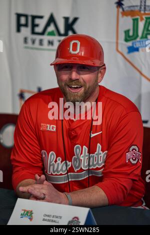 Jacksonville, Florida, USA, 21. Februar 2025. Jacksonville College Baseball Classic. Ohio State Head Coach Justin Haire spricht über den Sieg des Teams gegen North Carolina State nach Spiel 1 des Turniers. Foto: Tim Davis/Alamy Live News Stockfoto