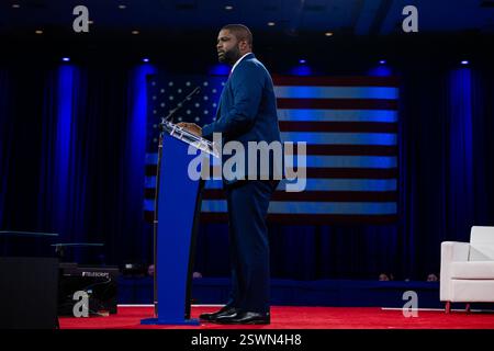 Oxon Hill, Usa. Februar 2025. Der Vertreter der Vereinigten Staaten Byron Donalds (Republikaner von Florida) spricht auf der Konservativen Politischen Aktionskonferenz 2025 in National Harbor, Maryland, USA, am Freitag, den 21. Februar. 2025. Vermerk: Annabelle Gordon/CNP/SIPA USA Vermerk: SIPA USA/Alamy Live News Stockfoto