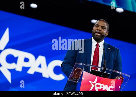 Oxon Hill, Usa. Februar 2025. Der Vertreter der Vereinigten Staaten Byron Donalds (Republikaner von Florida) spricht auf der Konservativen Politischen Aktionskonferenz 2025 in National Harbor, Maryland, USA, am Freitag, den 21. Februar. 2025. Vermerk: Annabelle Gordon/CNP/SIPA USA Vermerk: SIPA USA/Alamy Live News Stockfoto