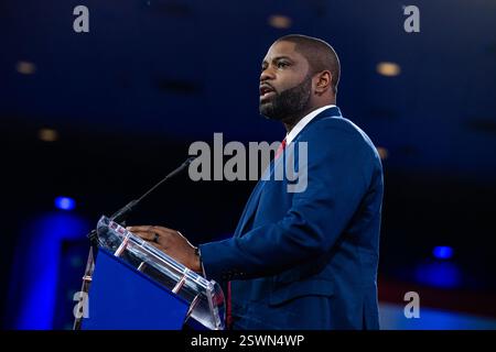 Oxon Hill, Usa. Februar 2025. Der Vertreter der Vereinigten Staaten Byron Donalds (Republikaner von Florida) spricht auf der Konservativen Politischen Aktionskonferenz 2025 in National Harbor, Maryland, USA, am Freitag, den 21. Februar. 2025. Vermerk: Annabelle Gordon/CNP/SIPA USA Vermerk: SIPA USA/Alamy Live News Stockfoto