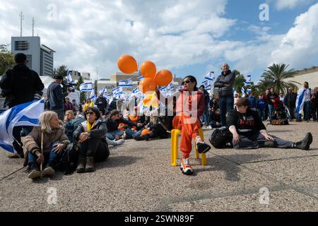 Tel Aviv, Israel. Februar 2025. Israelische Staatsbürger halten israelische Flaggen und trauern, als die Leichen der Familie Biabs im Rahmen des Geiseltauschabkommens in Israel eintreffen. Die israelische Öffentlichkeit trauert um die Rückkehr der Leichen der Familie Bibas, zweier Babys und ihrer Mutter, die in Gefangenschaft der Hamas entführt und ermordet wurden. Quelle: SOPA Images Limited/Alamy Live News Stockfoto
