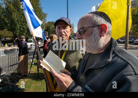 Tel Aviv, Israel. Februar 2025. Ein Mann betet, als die Särge der Bibas-Familie am Institut für Gerichtsmedizin zur Identifizierung eintreffen. Die israelische Öffentlichkeit trauert um die Rückkehr der Leichen der Familie Bibas, zweier Babys und ihrer Mutter, die in Gefangenschaft der Hamas entführt und ermordet wurden. Quelle: SOPA Images Limited/Alamy Live News Stockfoto
