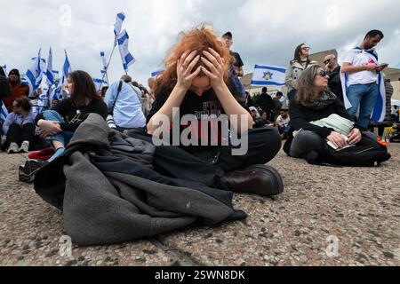 Tel Aviv, Israel. Februar 2025. Eine trauernde Frau hält den Kopf verzweifelt, als die Särge der Familie Biabs im Rahmen des Geiseltauschabkommens in Israel ankommen. Die israelische Öffentlichkeit trauert um die Rückkehr der Leichen der Familie Bibas, zweier Babys und ihrer Mutter, die in Gefangenschaft der Hamas entführt und ermordet wurden. (Foto von Yael Guisky ABAS/SOPA Images/SIPA USA) Credit: SIPA USA/Alamy Live News Stockfoto