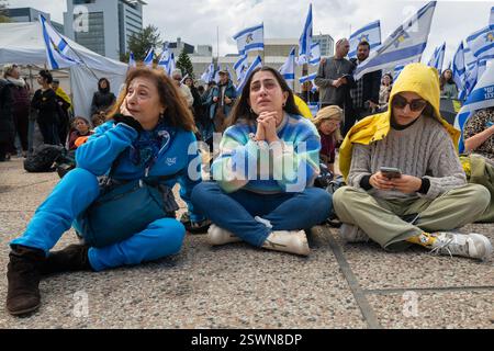 Tel Aviv, Israel. Februar 2025. Israelische Staatsbürger halten israelische Flaggen und trauern, als die Leichen der Familie Biabs im Rahmen des Geiseltauschabkommens in Israel eintreffen. Die israelische Öffentlichkeit trauert um die Rückkehr der Leichen der Familie Bibas, zweier Babys und ihrer Mutter, die in Gefangenschaft der Hamas entführt und ermordet wurden. (Foto von Yael Guisky ABAS/SOPA Images/SIPA USA) Credit: SIPA USA/Alamy Live News Stockfoto