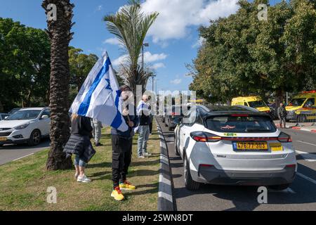 Tel Aviv, Israel. Februar 2025. Israelische Staatsbürger halten israelische Flaggen in der Nähe des forensischen Instituts Abu Kabir. Die Leichen der Geiseln von Bibas kamen zur Identifizierung. Die israelische Öffentlichkeit trauert um die Rückkehr der Leichen der Familie Bibas, zweier Babys und ihrer Mutter, die in Gefangenschaft der Hamas entführt und ermordet wurden. (Foto von Yael Guisky ABAS/SOPA Images/SIPA USA) Credit: SIPA USA/Alamy Live News Stockfoto