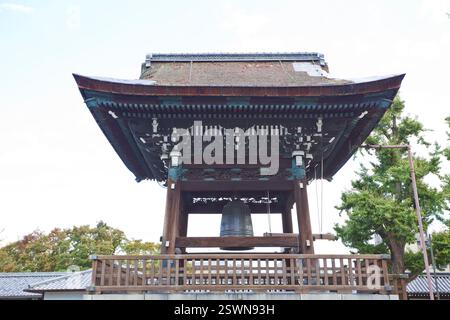 Die hölzerne Pagode des Toji-Tempels mit wunderschönen Ahornblättern, Kyoto, Japan. Stockfoto