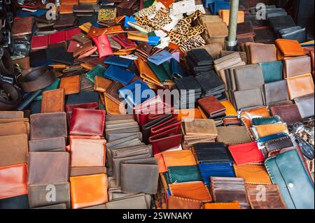 Handgefertigte Ledergeldbörsen und Accessoires auf einer Theke auf einem Straßenmarkt in Hoi an in Vietnam in Asien Stockfoto